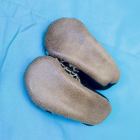 TRENDY BABY MOCC SHOP || Tan Leopard Print Infant Moccasins | 3 - 6 mo | Organic - Picture 8 of 11